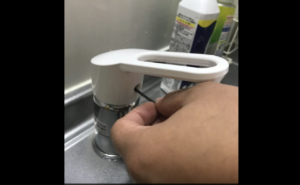 2ミリの六角レンチを使って、内部のネジを外す