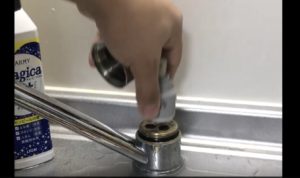 内部のパーツを外します