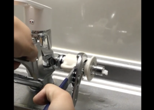 残った分岐水栓のパーツを取り付ける