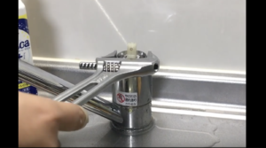 モンキーレンチを使って外側の金属部分を外す