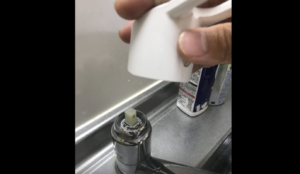 中のネジを外すと、水道の取っ手部分を外すことができます。