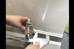 外側の金属パーツを取りつけ