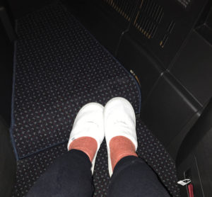 ビジネスクラスの広々とした足元