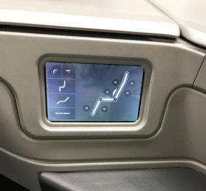 ビジネスクラスのフルフラットシート