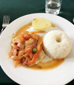 肉と玉ねぎをトマトで煮たようなもの