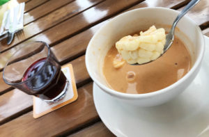 エビのスープ(トウモロコシ入)とチチャモラーダ