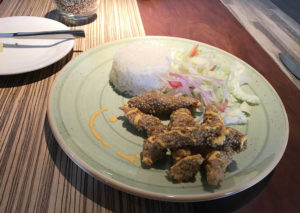 キヌアを衣にして揚げたチキンカツ