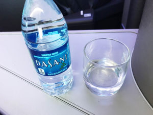 ビジネスクラスでペットボトルの水が配られます