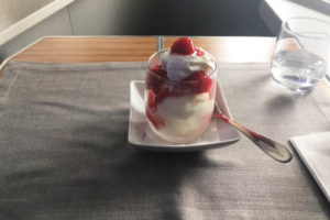 ビジネスクラスのデザートアイスクリーム