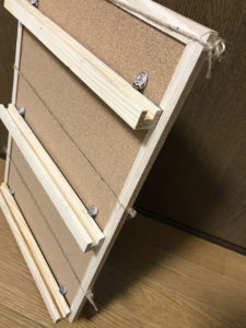 ウォールバーをコルクボードに固定する