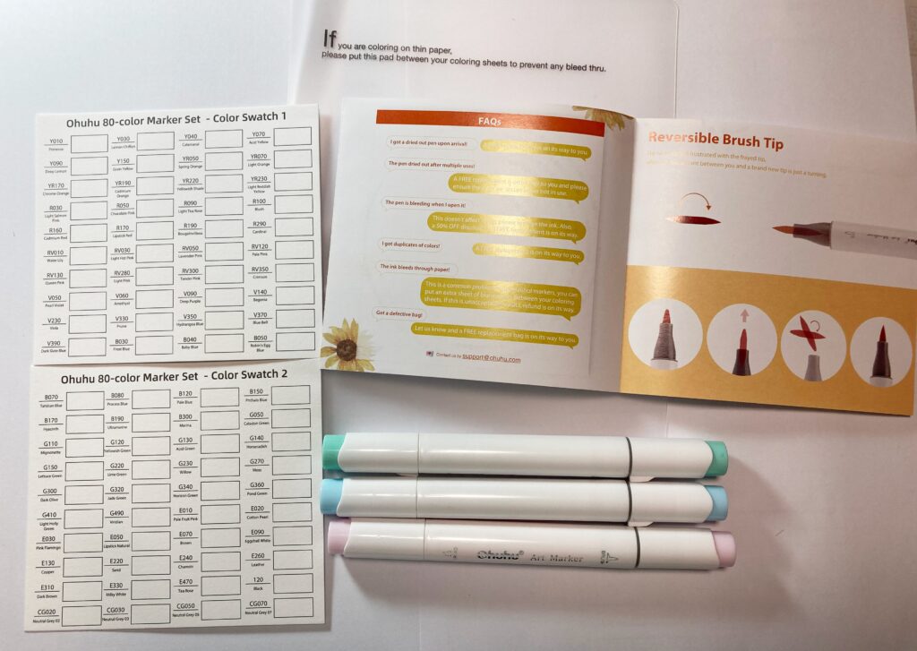セットに持ち運びカバーやスウォッチ(試し塗り)用の用紙が入っている
